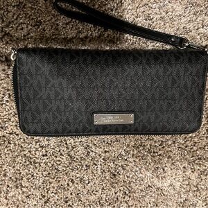 Michael Kors Jet Set Travel Large Signature Logo Continental Wallet